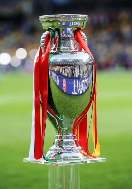 Cúp bạc Henry Delaunay, phần thưởng danh giá cho đội vô địch EURO.